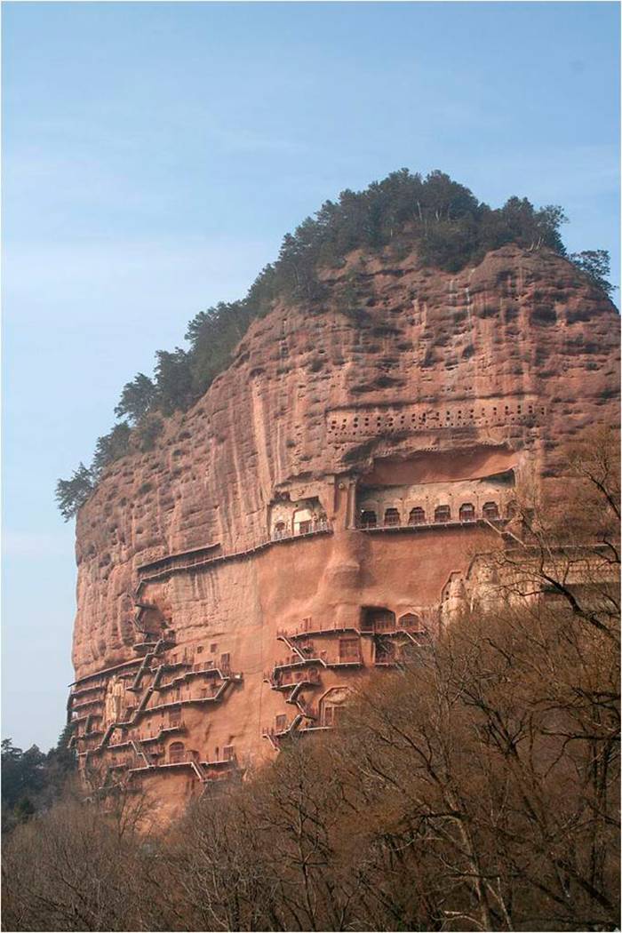 Buddhist complex Maytszishan little known. It is located in Gansu Province in northwest China. This is a striking architectural complex, carved out of the rock. Maytszishan has 7,000 Buddhist sculptures and nearly 1,000 square meters of murals.