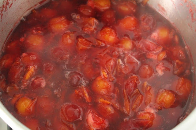 La piel de las ciruelas rojas tiñe toda la mermelada