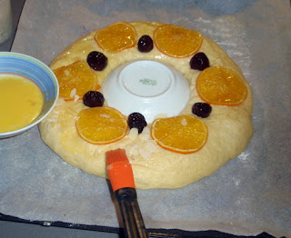 decorando el roscón de reyes