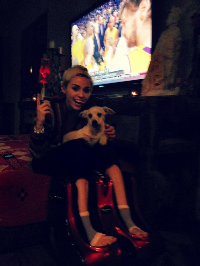 Novas Twitpics + Nova foto pessoal com Holly Hemsworth Portal Cyrus