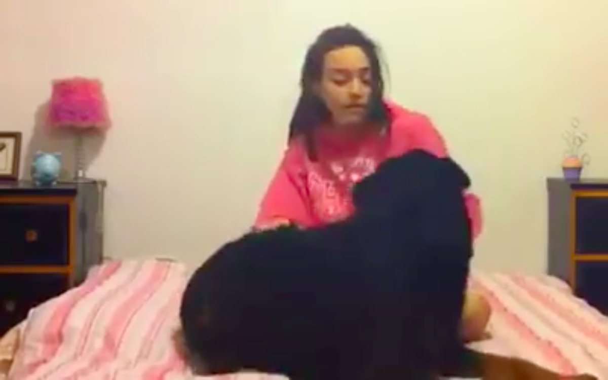 TÜRK İFŞA Köpeğine veren güzel kız