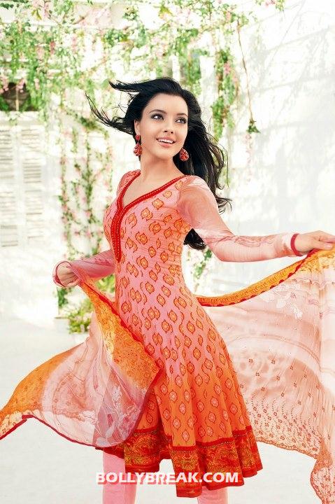 yamla pagla deewana actress  Kristina Akheeva - (16) -  Kristina Akheeva Wallpapers,  Kristina Akheeva Hot Pics, Photo Gallery, Stills