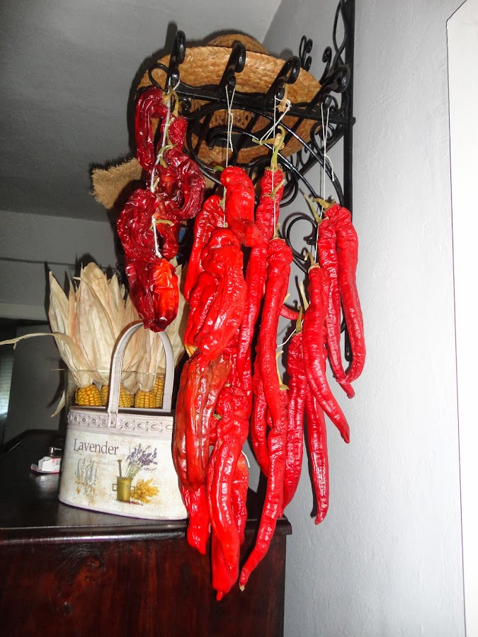 PIMIENTOS ROJOS EN COLGADERO EN EL INTERIOR DE CASA.