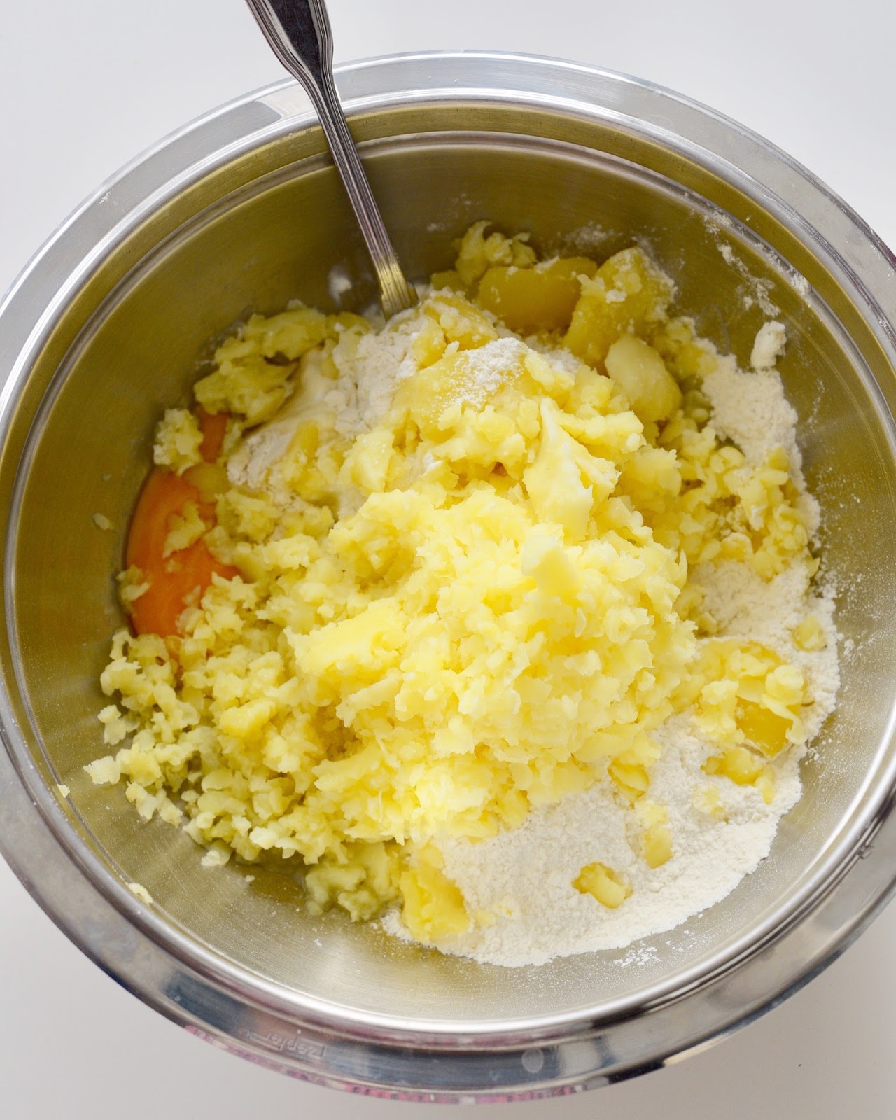 Salat Bowl Mit Gerauchertem Lachs Dill Kartoffeln Gurken Roma