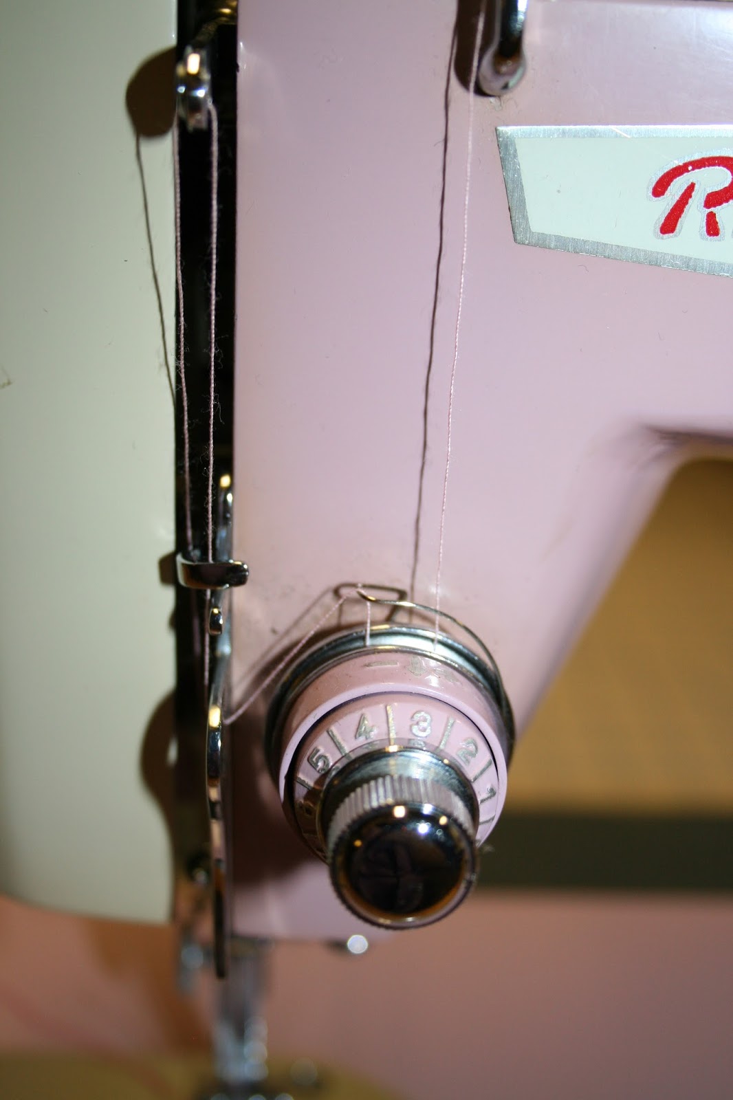 Tammy's Craft Emporium Remington zigzag sewing machine & threading