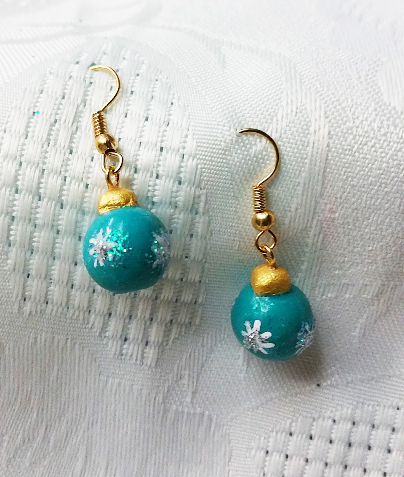 La Petite Fabrique de Martine: Boules de Noël scintillantes en boucles La Petite Fabrique de Martine: Boules de Noël scintillantes en boucles