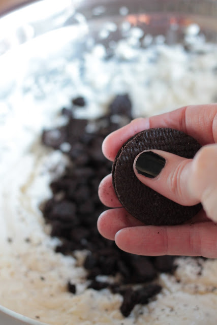 5 Ingredients Oreo Cheesecake, quick and easy to make and to top it all off it's no bake!! www.goodfoodshared.blogspot.com