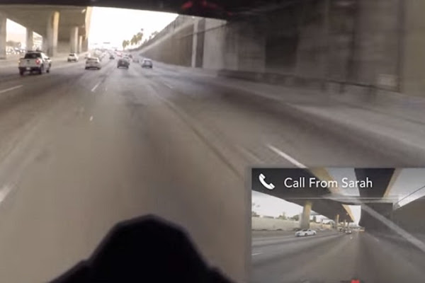 騎士會在安全帽裡看到來電顯示與導航圖示，數位時代翻攝自 Skully 官網