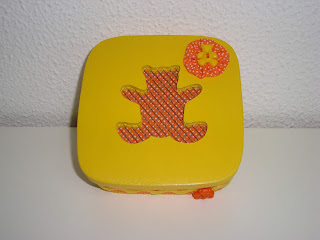 Espaço Brandão: Caixa de madeira pintada de amarelo c/ fuxicos e botões