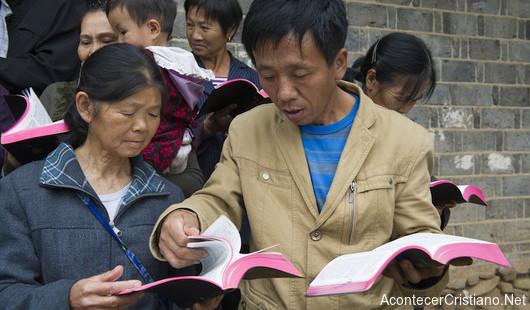 Cristianos chinos reciben Biblias
