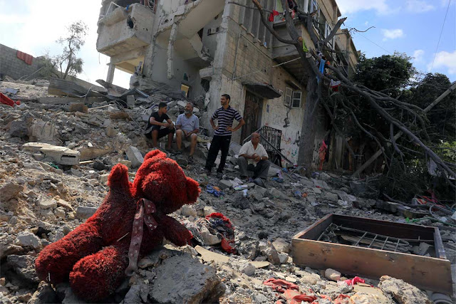 Les palestiniens rajoutent des jouets dans les decombres des batiments du Hamas détruit par Tsahal - Infos-Israel.News