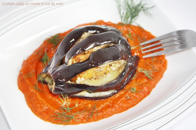 Gustare calda cu vinete si sos de rosii