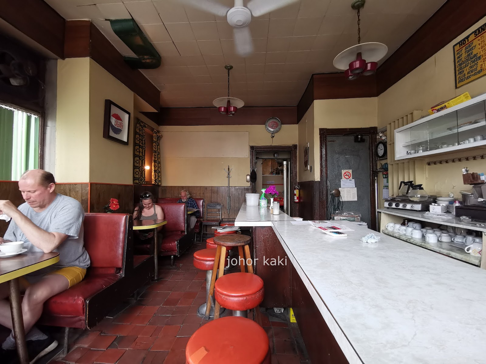 The Cheapest Restaurant in Toronto 💵 Gale's Snack Bar Tony Johor Kaki