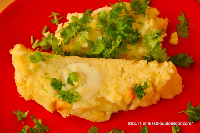 Perunarulla kananmunien kera. Potato roll with eggs.