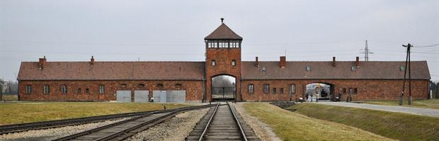 Rumbo a lo desconocido: Reseña ~ La bibliotecaria de Auschwitz ~ Antonio G. Iturbe