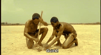 Zwei lustige Afrikaner graben in der Wüste nach Wasser