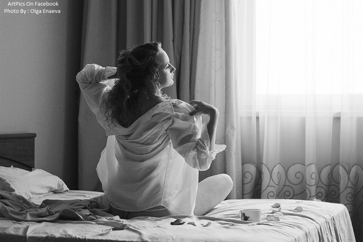 Утром встаю танцую девочка лучше. Девушка проснулась. Утренняя фотосессия в постели. Женщина утром в кровати. Утро женщина в постели.