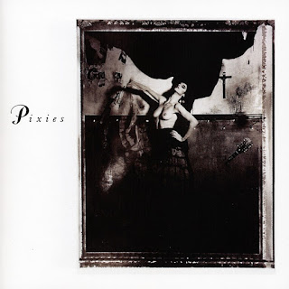 Portada del álbum Surfer Rosa (Pixies, 1988). Fotografía en blanco y negro. Muestra a una chica en topless con falda flamenca. De la pared sale un mástil de guitarra y encima un crucifijo