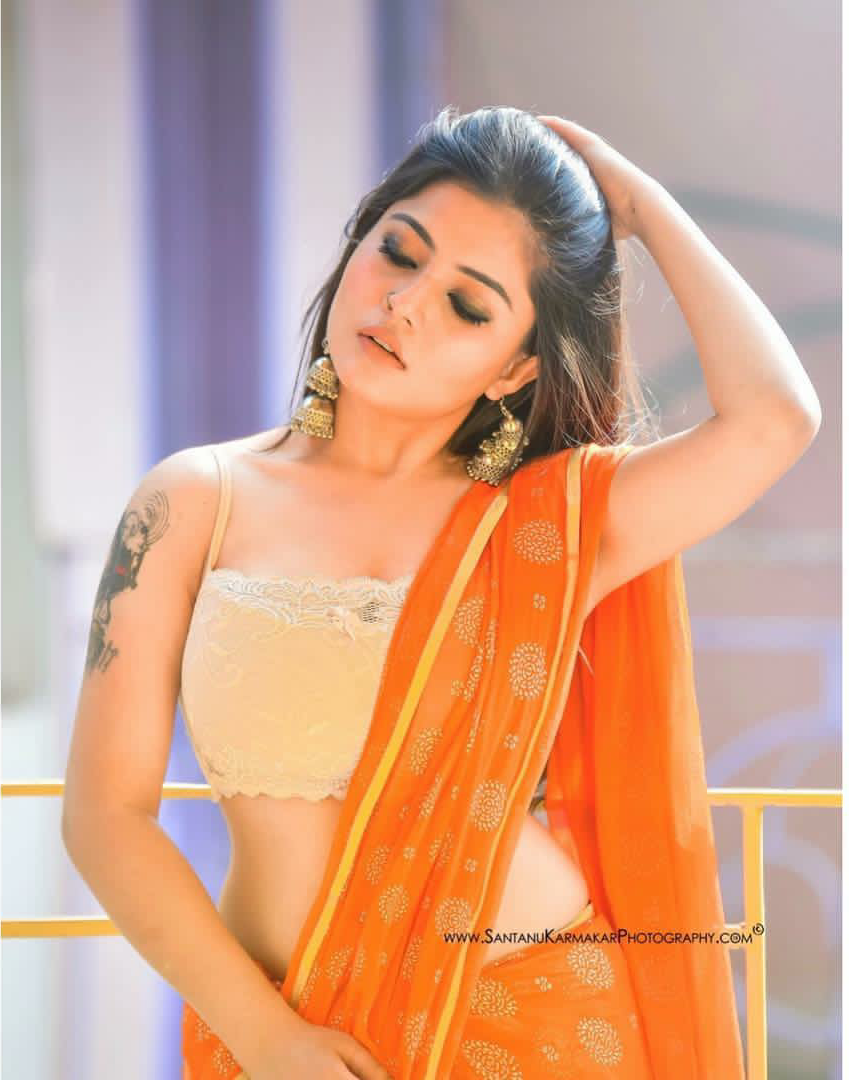 Stunning Indian Model Taniya Roy in Saree! 
