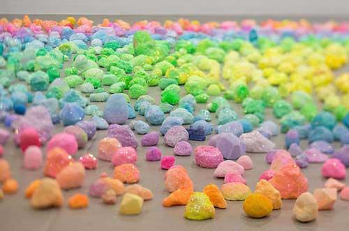 فنان يصنع لوحات فنية ملونة جميلة من الحلوى