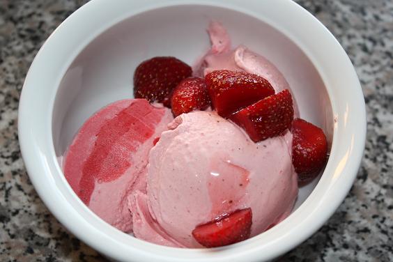 dies´und das und süsse Sachen...: Gestrudeltes Vanille-Erdbeer-Joghurt Eis