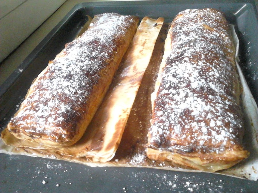 Hojaldres rellenos acabados de sacar del horno