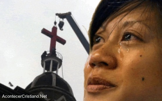 Mujer llorando porque quitaron cruz de iglesia en China