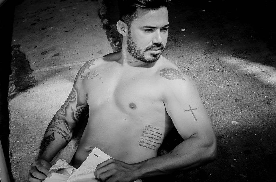 Matheus Gouveia, Mister Brasil Top Universo 2015, posa para ensaio sensual. Foto: Gleisi Serra/Renato Cipriano - Divulgação