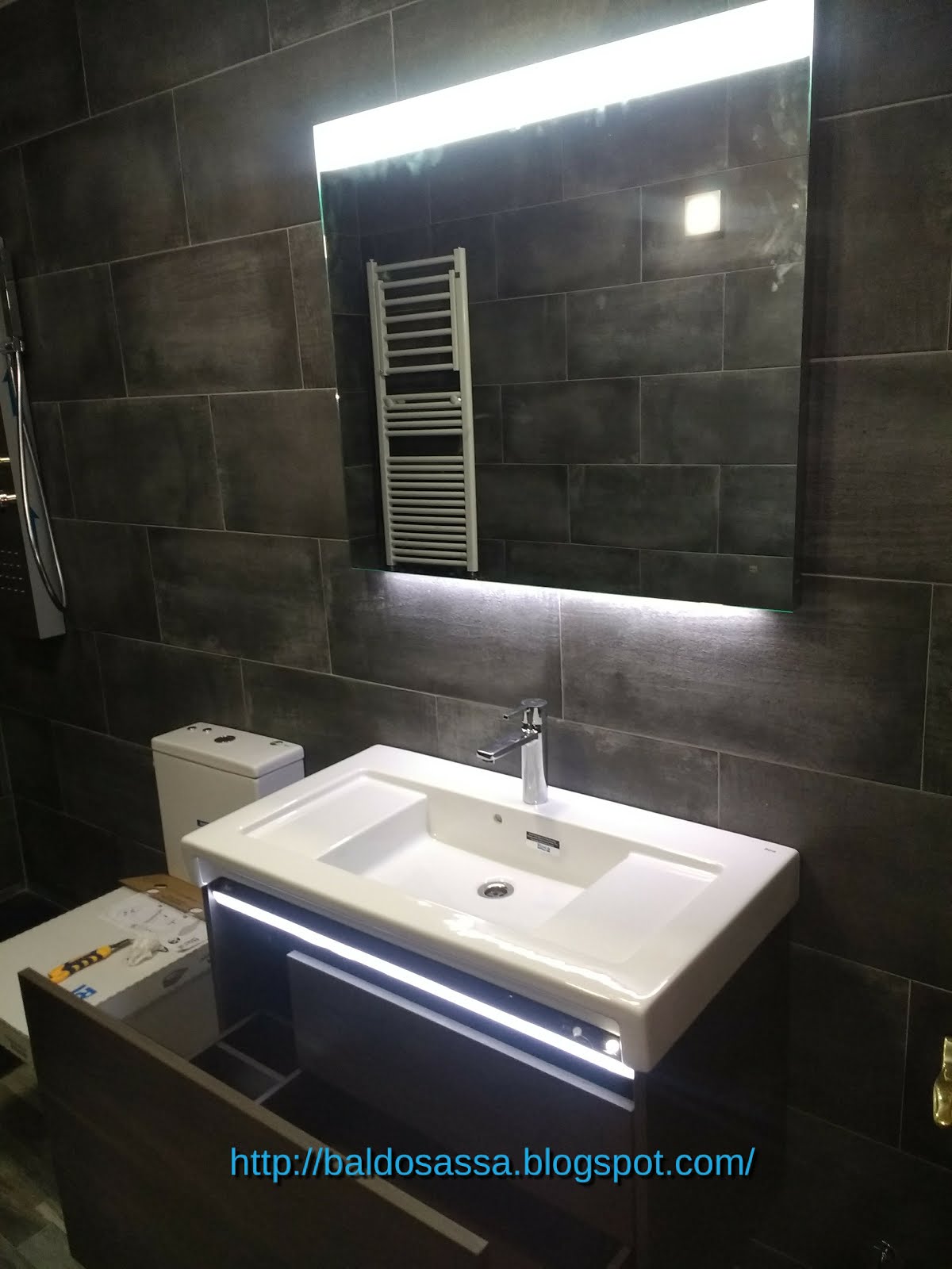 Mueble lavabo con luz , radio y conexión bluetooth