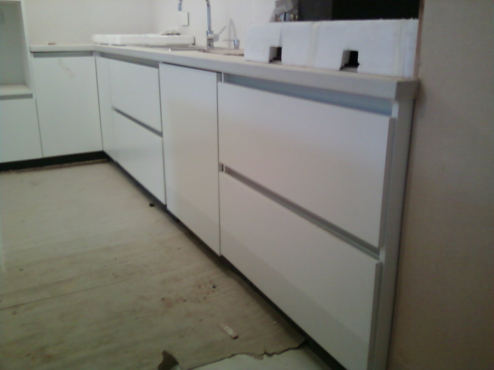 benjamin: cocina laqueada con herrajes perfil ´´j´´y accesorios hafele