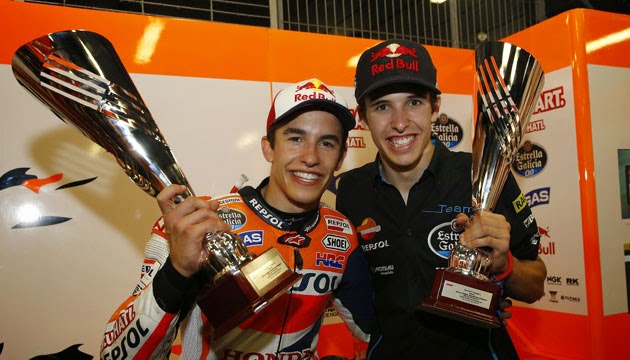 Marc celebra con su hermano su séptima victoria en siete carreras