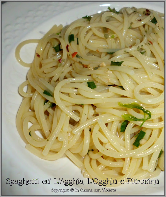 Spaghetti cu' L'Agghia, L'Ogghiu e Pitrusinu Copyright © In cucina con Violetta