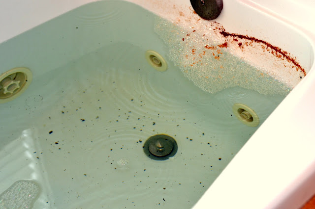 How to clean a jacuzzi tub