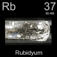 Rubidyum elementi üzerinde rubidyumun simgesi, atom numarası ve atom ağırlığı.