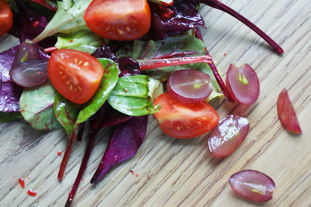 Blattsalat Mix mit Trauben, Tomaten und Himbeer Acai Vinaigrette 