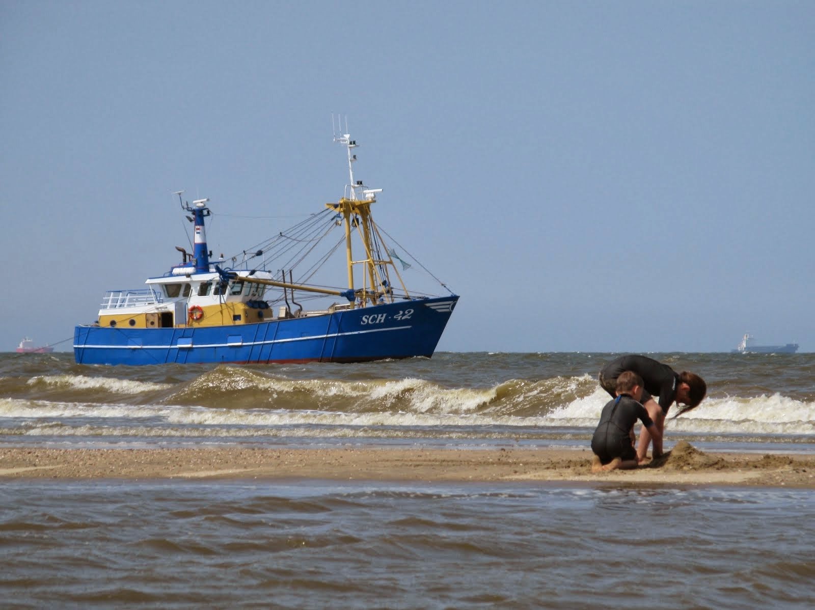 Schepen voor de kust van Katwijk