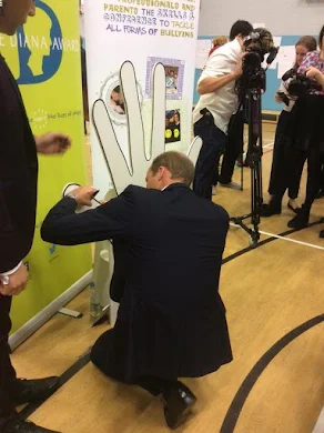 Prince William was asked to write each of the fingers of the hands of people who are most close to him, he trusts the most. The Prince wrote the first "Catherine" and "Harry" 