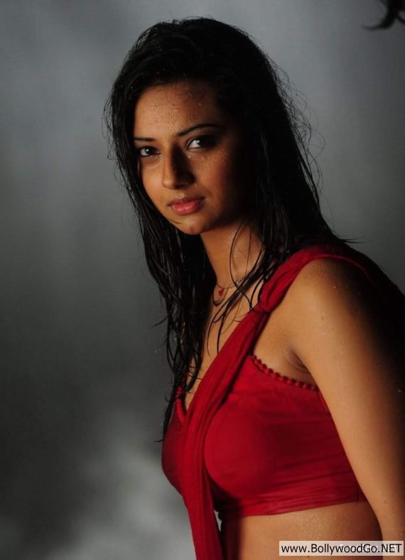 Hot Desi Actress Isha Chawla Pictures Fun In The Rain