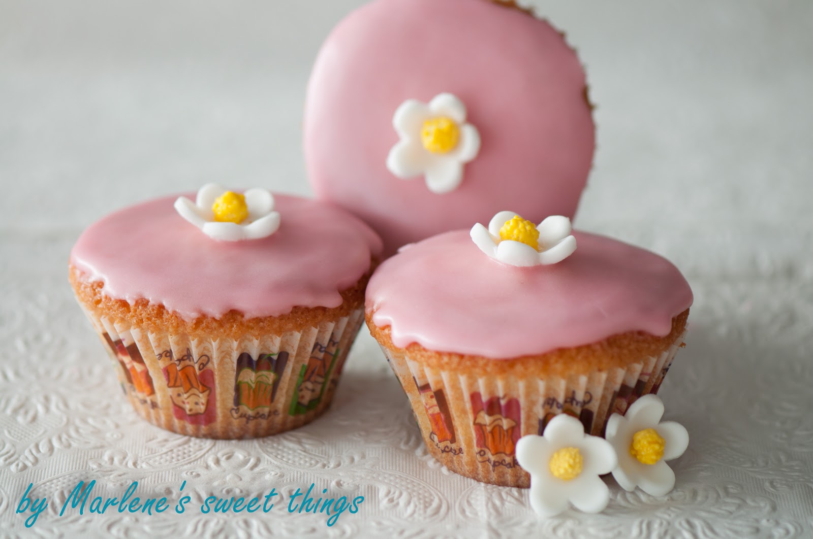 Marlene's sweet things: Zitronen-Cupcakes mit Rosenwasser-Glasur Marlene's sweet things: Zitronen-Cupcakes mit Rosenwasser-Glasur