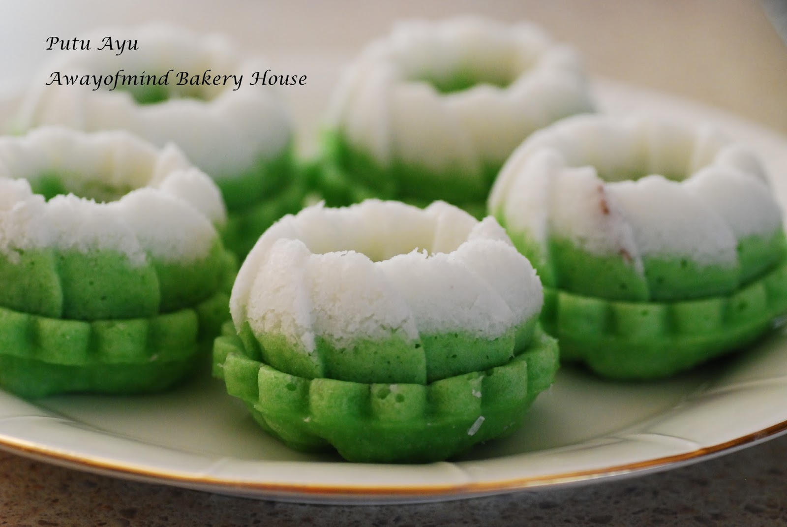 Resep Putu Ayu Gula Merah: Camilan Manis Legendaris