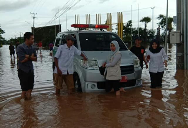 Tim Medis Puskesmas Moncongloe Tolong Warga Dampak Banjir