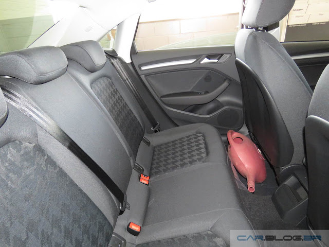 Audi A3 Sedan 1.4 Flex 2016 - espaço interno traseiro