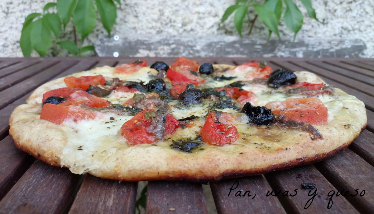 Pizza de mozzarella y anchoas Pan, uvas y queso