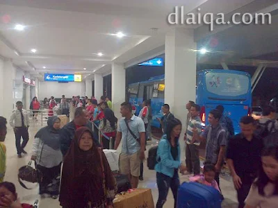 di pintu kedatangan bagian luar bandara Raden Inten II, Lampung