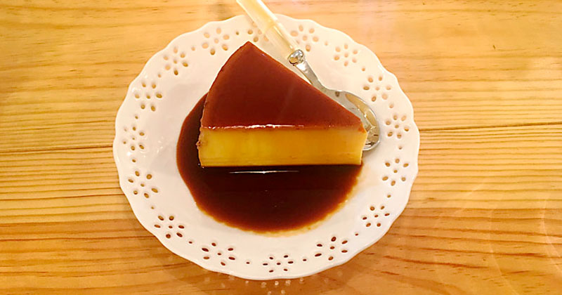 JR四ツ谷駅から新宿通りを西へ徒歩4・5分にある隠れ家カフェ『TORANOKO roasted coffee&sweets』のたまごたっプリン