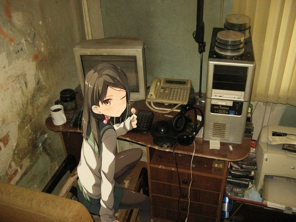Nastolatka z anime w prawdziwym świecie przed starym rosyjskim komputerem