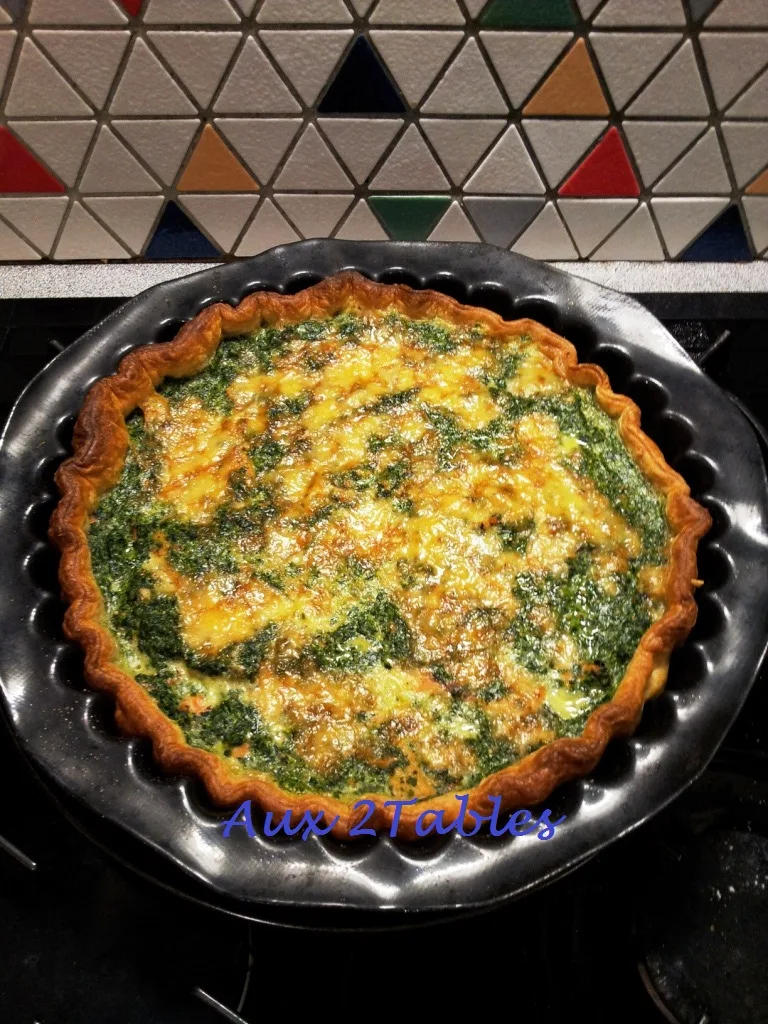 AUX 2 TABLES...: Quiche épinards et saumon fumé.