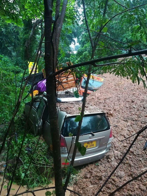 Cars and trucks trapped in landslips, Kerala floods 2018 damages.