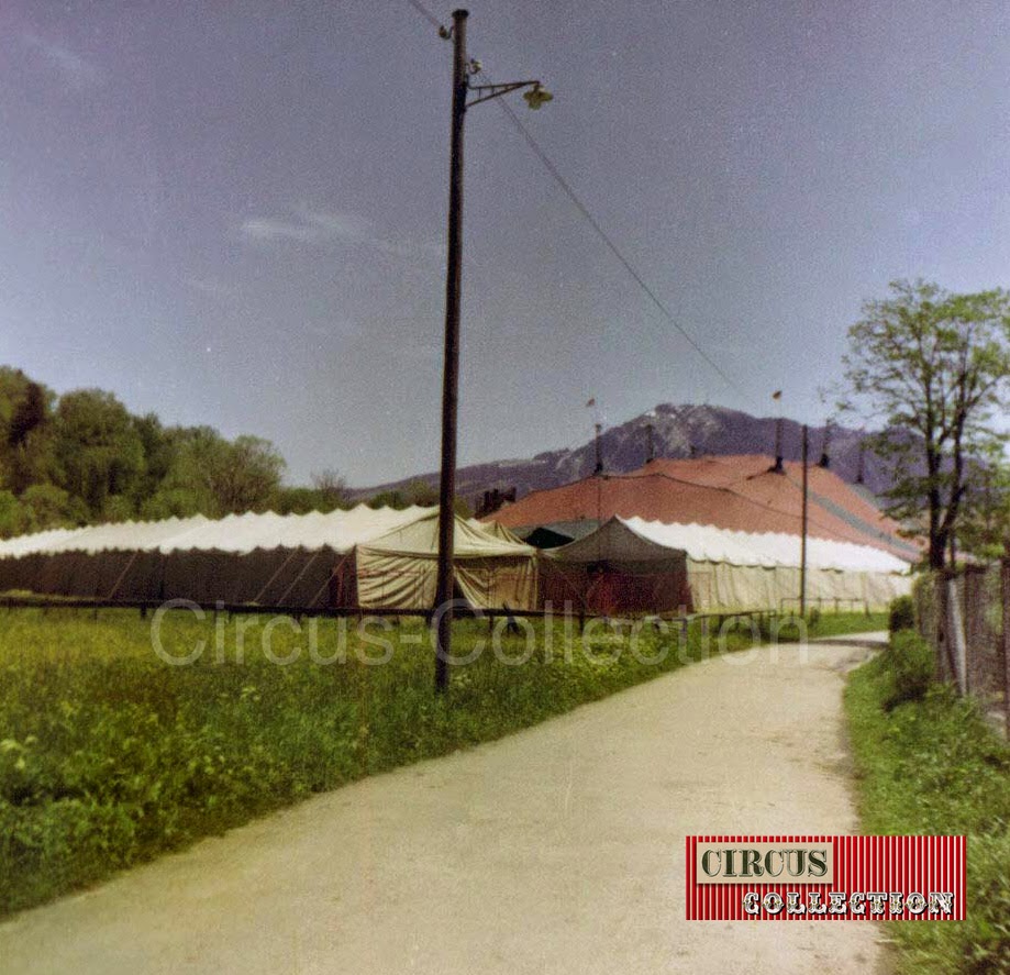 le chapiteau et les tentes écuries du Le Cirque Franz Althoff 1967