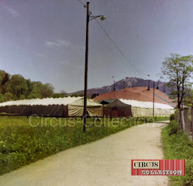 le chapiteau et les tentes écuries du Le Cirque Franz Althoff 1967